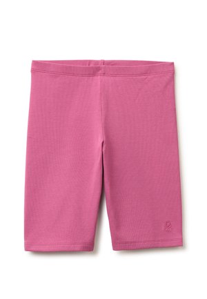Pantalones cortos elásticos rosas hasta la rodilla con un corte ajustado, cintura elástica y pequeño detalle de logotipo cerca del dobladillo inferior en una pierna.