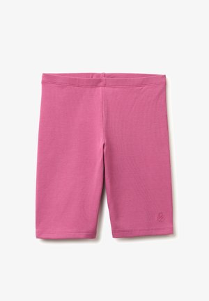 Pantaloncini elasticizzati rosa al ginocchio con vestibilità slim, vita elastica e piccolo dettaglio logo vicino all'orlo inferiore su una gamba.
