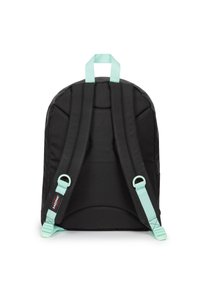 Zaino nero con schiena e spallacci imbottiti; dettagli verde menta sugli spallacci e sulla maniglia superiore; tessuto liscio con una sottile texture, senza modelli visibili.
