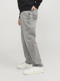 Grå denimjeans med en avslappnad passform, med fem fickor och kontrasterande sömmar. I kombination med vita sneakers.