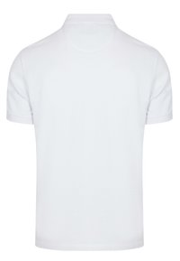 Witte polo shirt gemaakt van gladde stof, met een klassieke kraag en korte mouwen, zonder zichtbare logo's of patronen.
