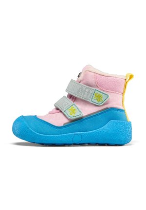 Leichtgewichtiger Kinderstiefel in Pink und Blau, mit einem Obermaterial aus Textil, kuscheligem Futter und zwei grauen Klettverschlussriemen mit Akzentpatches.