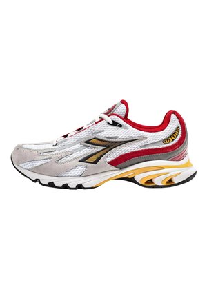 Scarpa da corsa bianca in mesh con dettagli rossi, elementi di design neri e dorati, colletto imbottito e una suola gialla e nera.
