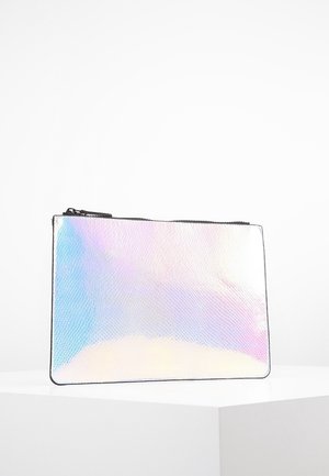 Kleine rechteckige irisierende Clutch mit Reißverschluss und strukturierter Oberfläche, die auf einem weißen Sockel liegt.