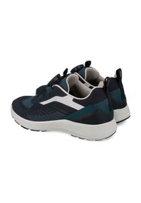 Zapatillas deportivas con parte superior de malla en azul marino oscuro y verde aguamarina, con una franja lateral blanca, detalles texturizados y una suela blanca acolchada.
