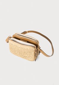 Borsa in paglia intrecciata con tracolla in pelle beige, dotata di due scomparti con zip, accentata da hardware dorato e superficie testurizzata.