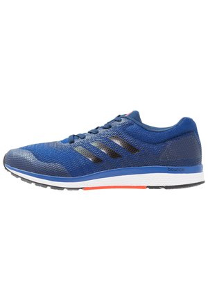 Baskets de sport bleues avec des rayures noires, une semelle intermédiaire blanche et un accent orange sur la semelle, dotées d'une tige en mesh texturé et d'une fermeture à lacets.