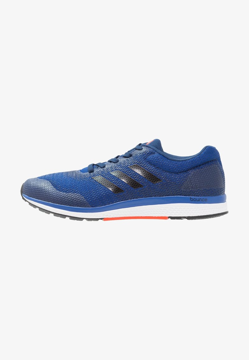 Baskets de sport bleues avec des rayures noires, une semelle intermédiaire blanche et un accent orange sur la semelle, dotées d'une tige en mesh texturé et d'une fermeture à lacets.