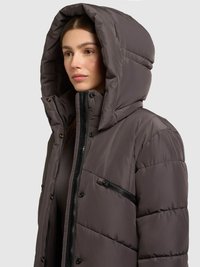 Kurtka puchowa w ciemnoszarym kolorze z dużym kapturem, zamkiem błyskawicznym i zatrzaskiem, bocznymi kieszeniami oraz kieszenią na piersi na zamek. Gładka faktura i pikowany wzór.