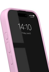 Smartphone med pink beskyttelsesetui, der viser tidspunktet 14:10 og datoen fredag den 6. juni, med 5G-netværkssignal på skærmen.