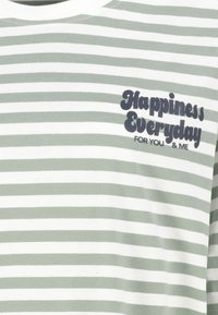 Gestreiftes T-Shirt in Hellgrün und Weiß, mit Rundhalsausschnitt und navyblauem Text, der "Happiness Everyday For You & Me" sagt.