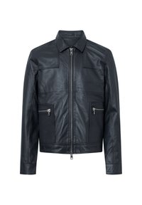 Giacca in pelle nera con zip frontale, colletto a punta e due tasche sul petto con zip. Presenta una texture liscia e un design strutturato.