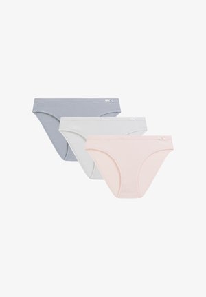 Trzy damskie majtki typu hipster w pastelowym niebieskim, białym i jasnoróżowym kolorze, każda z małą kokardką na pasku.