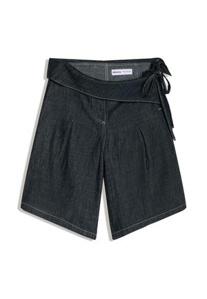 Ciemne szorty z denimu z wysokim stanem, szerokimi nogawkami, plisowanym przodem, szerokim, zakładanym paskiem i wiązaniem po boku.
