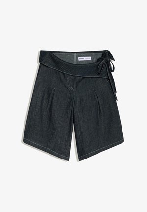 Short en denim foncé taille haute avec jambes larges, devant plissé, large ceinture repliée et fermeture par lien latéral.