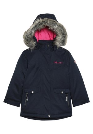 Navyblauwe kinderwinterjas met een met bont gevoerde capuchon, roze binnenvoering, voorzakken met rits en zilveren hardwareaccenten.
