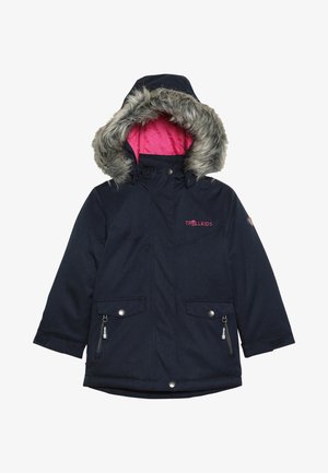 Námornícka modrá zimná bunda pre deti s kapucňou s kožušinovým lemom, ružovým vnútorným podšívkou, prednými zipsovými vreckami a striebornými kovovými doplnkami.