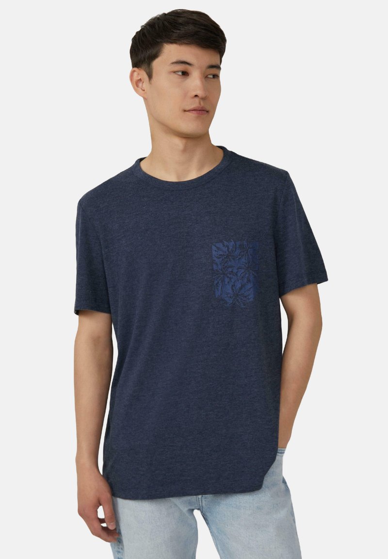 Marineblauwe T-shirt met een zachte textuur, voorzien van een gemusterde zakontwerp. Ronde halslijn en korte mouwen, gemaakt van ademend materiaal.