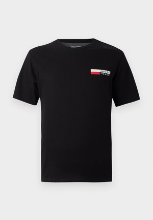 Μαύρο βαμβακερό μπλουζάκι με μικρό σχέδιο λογοτύπου και ορθογώνιο χρωματικό μπλοκ σε κόκκινο και λευκό στην περιοχή του αριστερού στήθους.