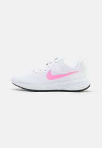 Bílé sportovní boty s růžovým Swooshem značky Nike, prodyšný síťovaný svršek, polstrovaný límec a texturovaná černá gumová podrážka. Šněrování.