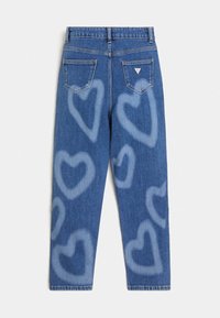 Jeans de mezclilla azul de cintura alta con patrones desgastados en forma de corazón. Cuenta con dos bolsillos traseros y un pequeño detalle de logo en la cinturilla.