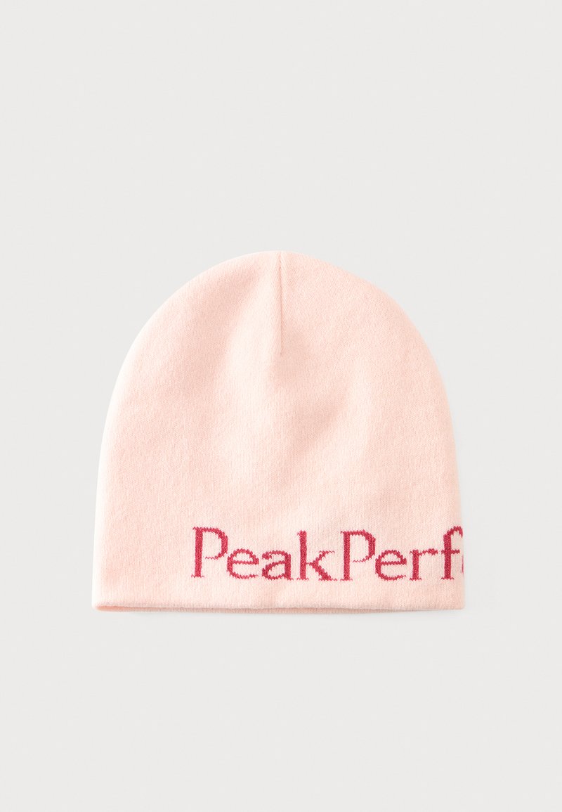 Bonnet tricoté rose clair avec une partie du mot « PeakPerf » brodée en rose foncé près du bord inférieur.