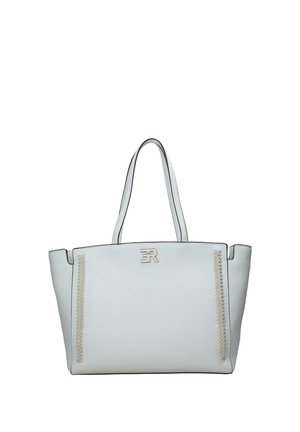 Borsa tote in pelle bianca con doppi manici, dettagli intrecciati sui lati anteriori e logo metallico centrato vicino al bordo superiore.