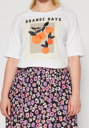 Weißes Kurzarmhemd mit dem Schriftzug "ORANGE DAYS" und Orangenfrucht-Design, kombiniert mit einem schwarzen Rock, der mit kleinen rosa, lila und weißen Blumen bedeckt ist.