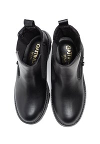 Botas de tobillo de cuero negro con paneles elásticos a los lados, diseño sin cierres, punta redonda y acentos texturizados en la parte superior. Forro interior suave.