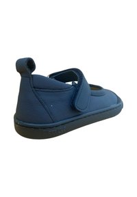 Zapato para toddler en azul marino con banda de gancho y bucle, suela texturizada y tirador en el talón, diseñado para un ajuste fácil y comodidad.