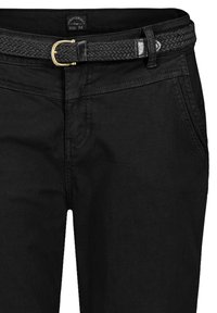 Zwarte denim jeans met een gevlochten zwarte riem, voorzien van een gouden gesp. Inclusief voorzakken en een label op de tailleband dat maat M aangeeft.