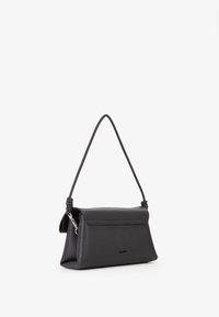 Borsa a tracolla in pelle nera con design strutturato, forma rettangolare, spallaccio singolo e chiusura a zip. Superficie texturizzata con hardware minimale.