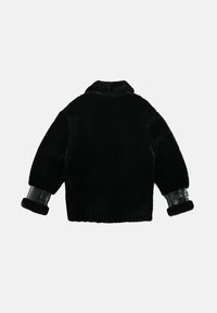 Sort shearlingjakke med høj krave og lædermanchetter med spænde detaljer. Blød tekstur, firkantet form og knælængde design.
