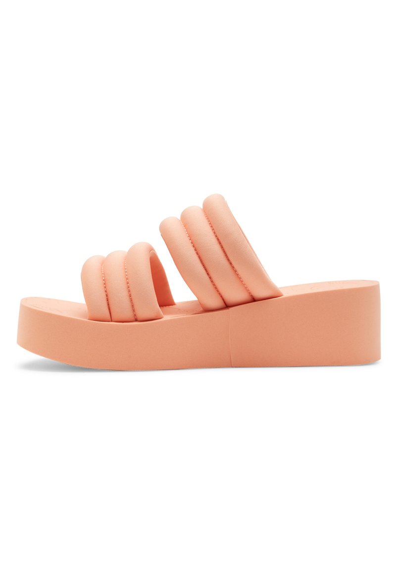Perzikkleurige platformsandalen met drie brede, voeringen. Gemaakt van glad, flexibel materiaal; heeft een dikke, gevoerde zool.