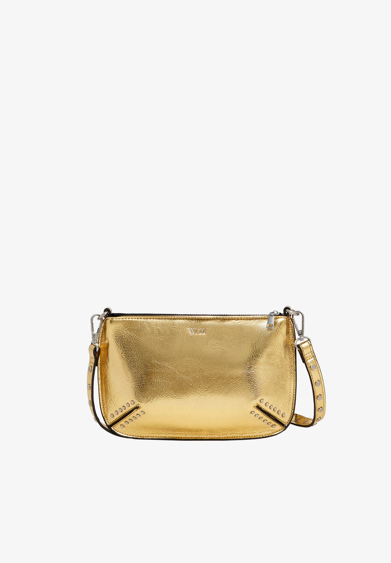 Metāliski zelta ādas crossbody soma ar ar rāvējslēdzēju, punktiņiem priekšējos malās un noņemamu siksnu. Gluda tekstūra.