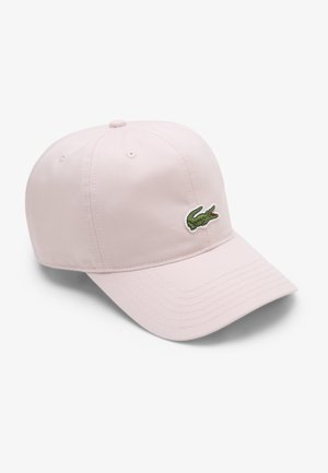 Jasnoróżowa bawełniana czapka bejsbolowa z zakrzywionym daszkiem i zielonym wyszywanym logo krokodyla na przedniej części. Posiada sześć paneli i otwory wentylacyjne.