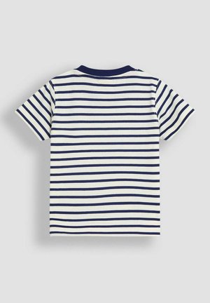 Pasiasty t-shirt z krótkim rękawem w kolorze białym i granatowym, z okrągłym dekoltem oraz luźnym krojem. Wykonany z miękkiej bawełny o gładkiej fakturze.