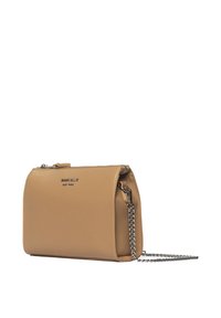 Borsa a tracolla in faux leather beige con forma rettangolare, manico a catena argentata e dettaglio del logo sulla parte anteriore. Texture liscia, chiusura con zip.