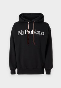 Černá mikina vyrobená z bavlny, s bílým nápisem "No Problemo" na přední straně. Obsahuje tkaničku s červeným a bílým vzorem.