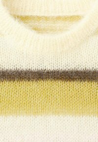 Maglione a maglia con una base crema e strisce orizzontali gialle e marroni. Texture morbida con un collo ampio e trama lâ€™arga.