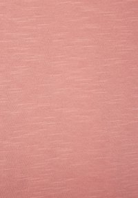 Gaiši rozā audums ar maigu, gludu tekstūru un smalku heather efektu; materiāls izskatās viegls un nedaudz elastīgs.