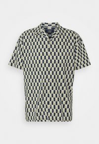 Camicia a maniche corte con colletto realizzata in tessuto leggero, caratterizzata da un motivo geometrico nei colori blu navy, crema e verde olivo. Chiusura con bottoni sul davanti.