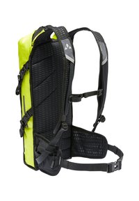 Rugzak met een felgele stof en een textuur zwarte mesh achterkant, verstelbare schouderbanden en meerdere gespen voor een veilige pasvorm.