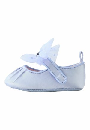 Hellblaue Satin-Ballerina mit Falten und einer transparenten blauen Schleifendetaillierung. Verfügt über einen Riemen und eine strukturierte Sohle für besseren Halt.