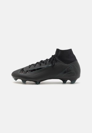 Soulier de football Nike noir avec un col de chaussette mi-hauteur, une tige texturée, des lacets et des crampons à motif sur un fond blanc.