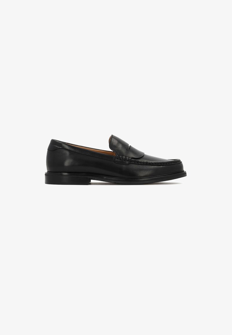 Μαύρο δερμάτινο παπούτσι τύπου slip-on με χαμηλό τακούνι, στρογγυλεμένη μύτη και διακοσμητικό ράψιμο στο πάνω μέρος του παπουτσιού.