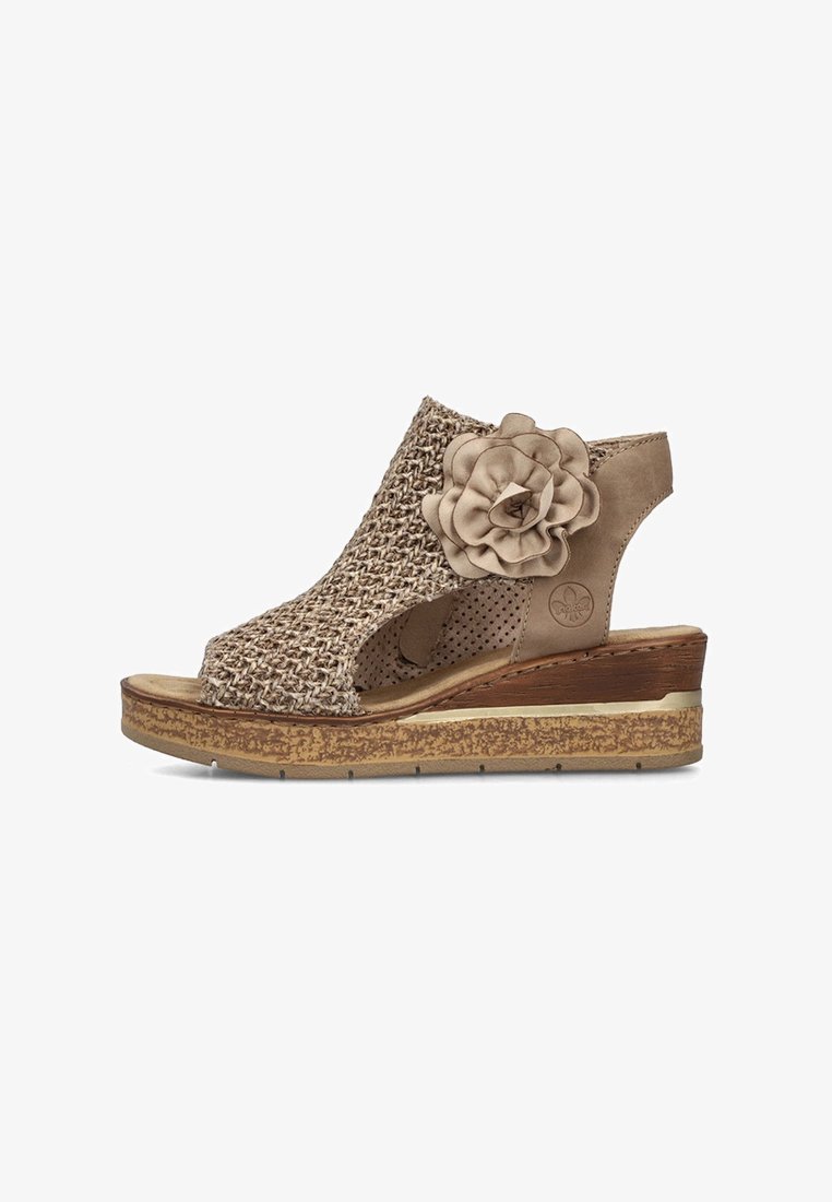 Beige Wedgesandalen mit gewebtem Obermaterial, Ausschnittdesign und dekorativer Stoffblume an der Seite. Texturierte korkähnliche Sohle.