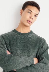 Abercrombie & Fitch WARM HANDED OVERSIZED  - Stickad tröja - green spacedye