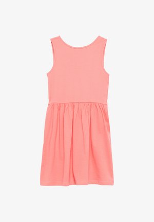 Vestido sin mangas color rosa coral con cintura fruncida y escote redondo sencillo, visto por detrás sobre un fondo blanco.