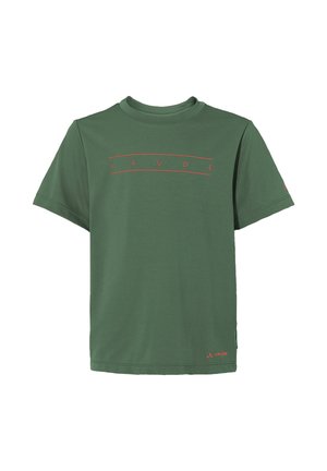 Groen T-shirt met korte mouwen met rode "VAUDE" tekst op de borst en een kleiner logo vlak bij de onderzoom op een witte achtergrond.